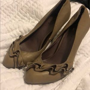 Closed toe heels with zipper accent